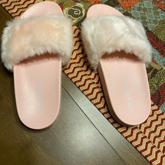 Steve Madden pale pink slides - Picture 2 of 7